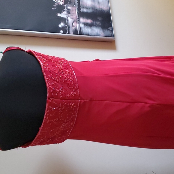 Red Prom dress size 8 strapless roomy for large chest - Picture 4 of 6